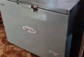 একটি ডিপ ফ্রিজ বিক্রি করা হবে।