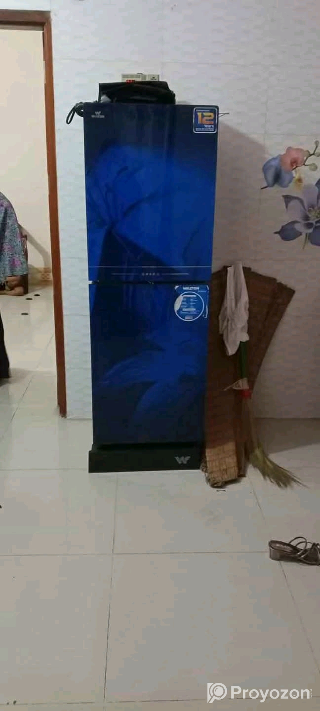 একটি ২৫৬ লিটারের রানিং ফ্রিজ বিক্রি করা হবে।