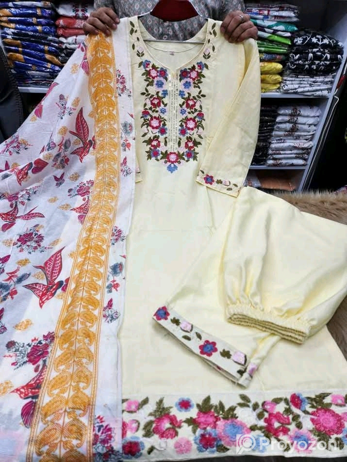 রেডিমেড থ্রি পিস বিক্রি করা হবে।
