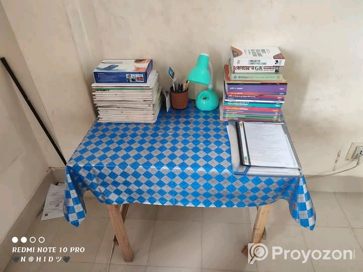 একটি টেবিল বিক্রি করা হবে।