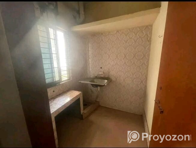 ছোট পরিবারের জন্য বাসা ভাড়া দেওয়া হবে।