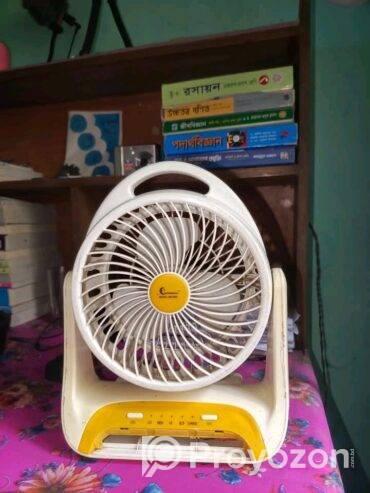 একটি ছোট ফ্যান বিক্রি করা হবে।