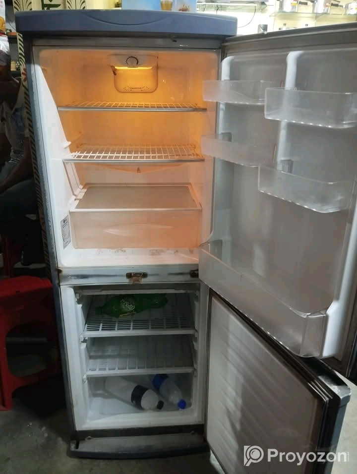 ১৯০ লিটারের রানিং ফ্রিজ বিক্রি করা হবে ।