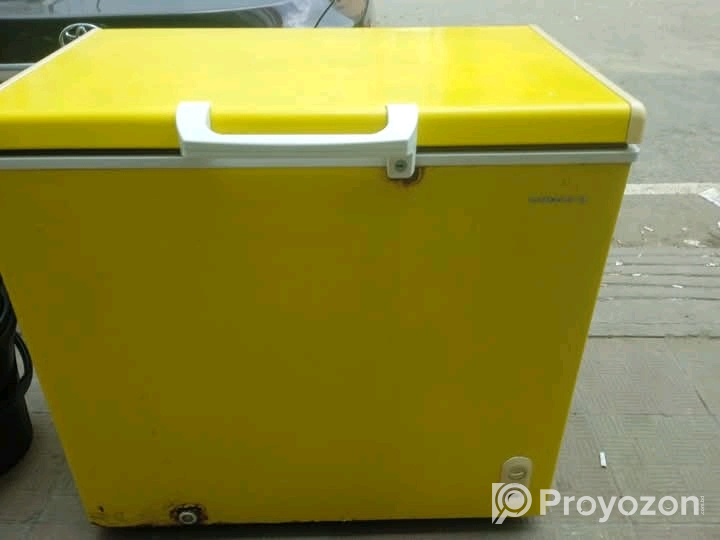 ২২৫ লিটারের রানিং একটি ডিপ ফ্রিজ বিক্রি করা হবে।