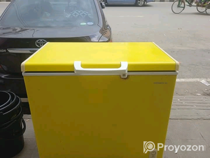 ২২৫ লিটারের রানিং একটি ডিপ ফ্রিজ বিক্রি করা হবে।