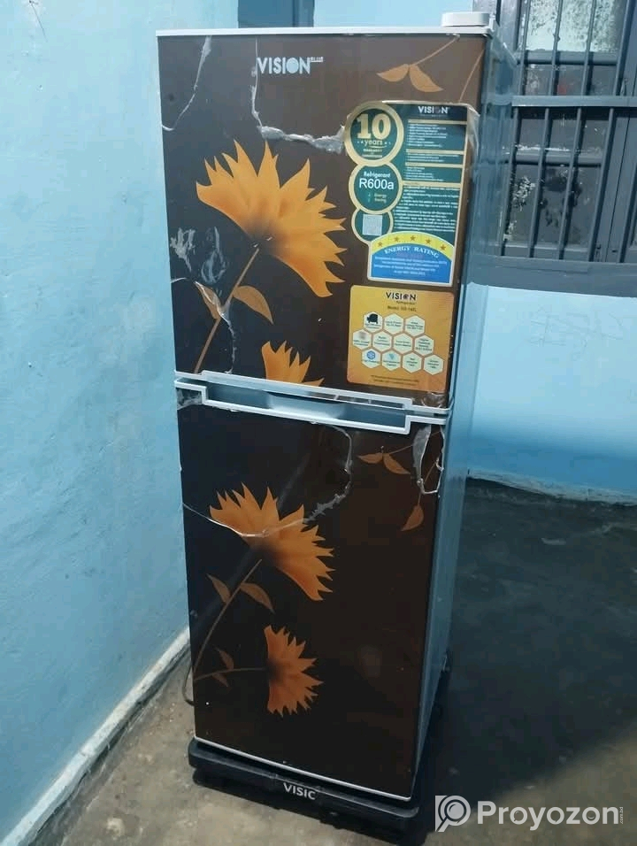 ভিশন ব্রান্ডের ১৪২ লিটারের রানিং একটি ফ্রিজ বিক্রি করা হবে।