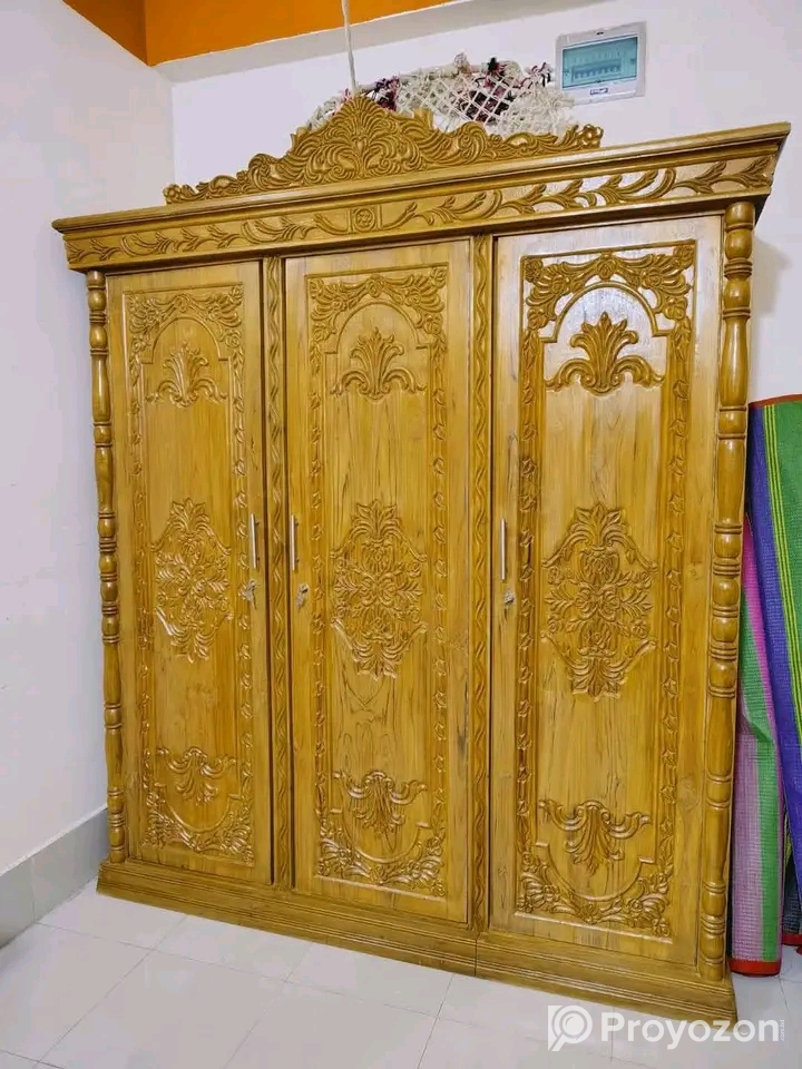 সেগুন কাঠের খাট আর আলমারি