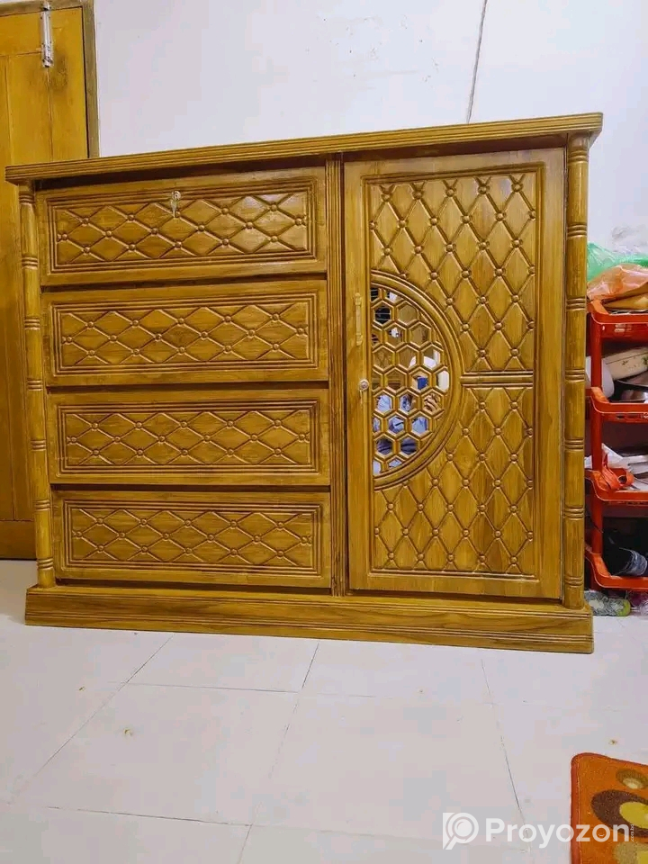 সেগুন কাঠের খাট আর আলমারি