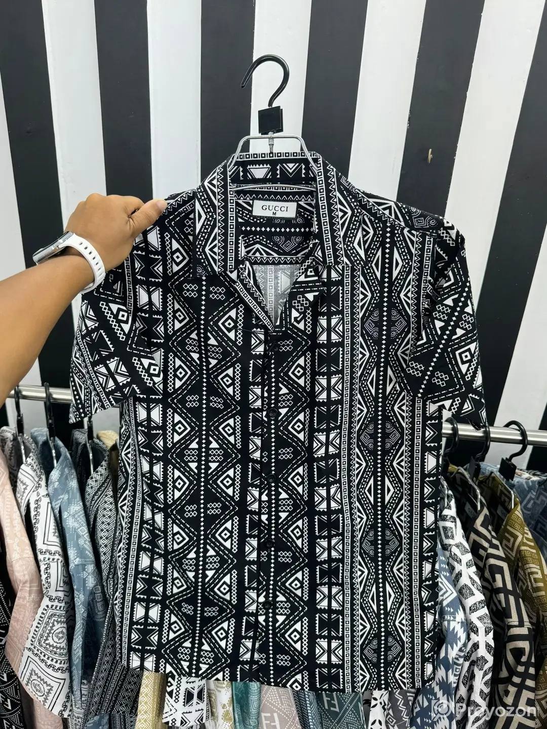 নতুন শার্ট বিক্রি করা হয়