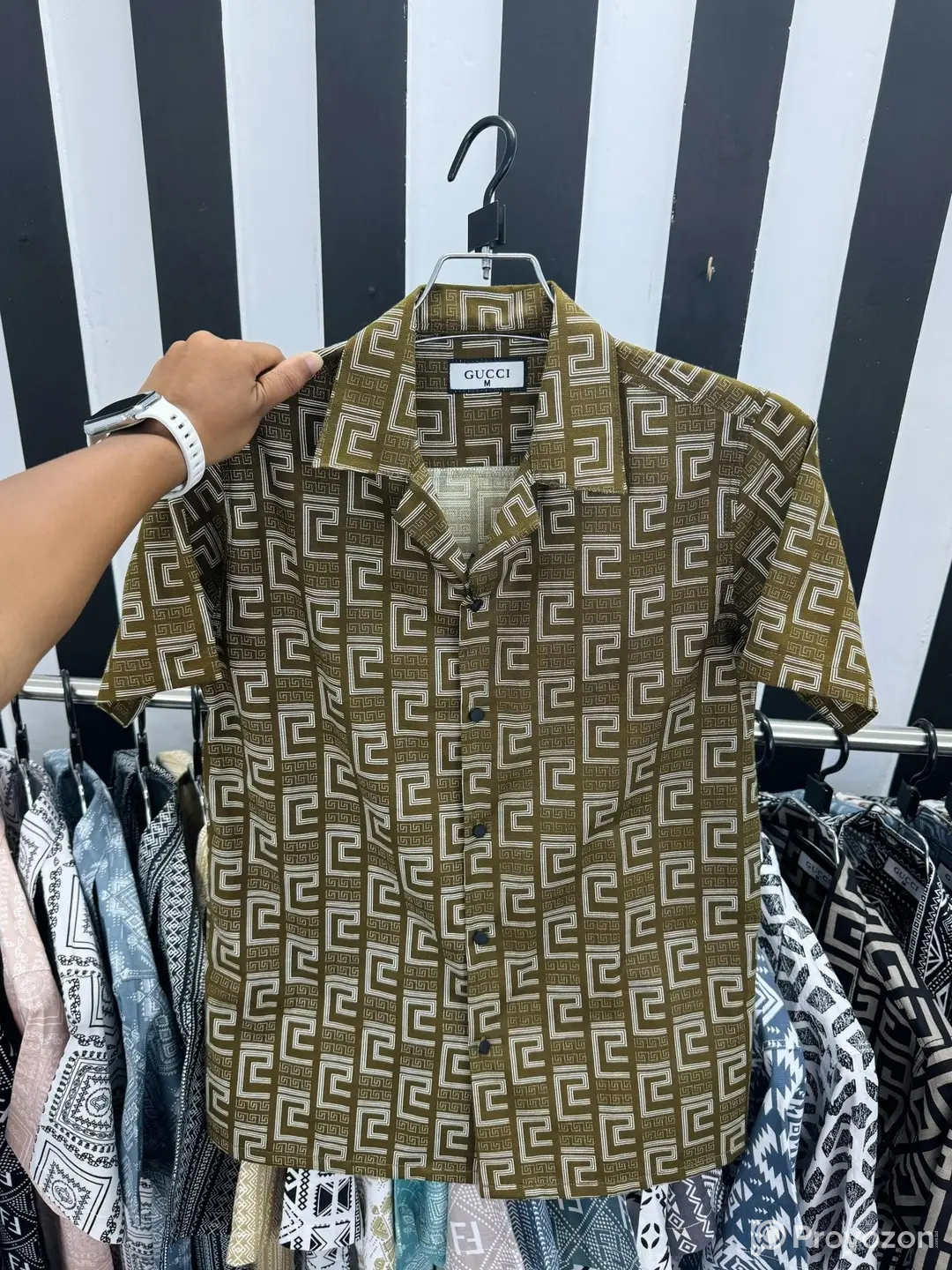 নতুন শার্ট বিক্রি করা হয়