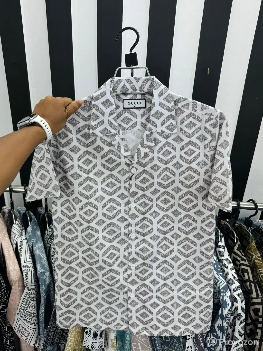 নতুন শার্ট বিক্রি করা হয়