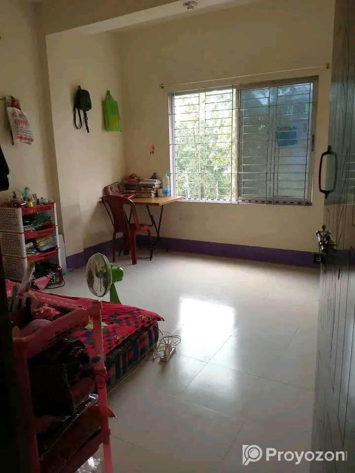 মেয়েদের জন্য সেপারেট রুমে একটা সিট খালি হবে