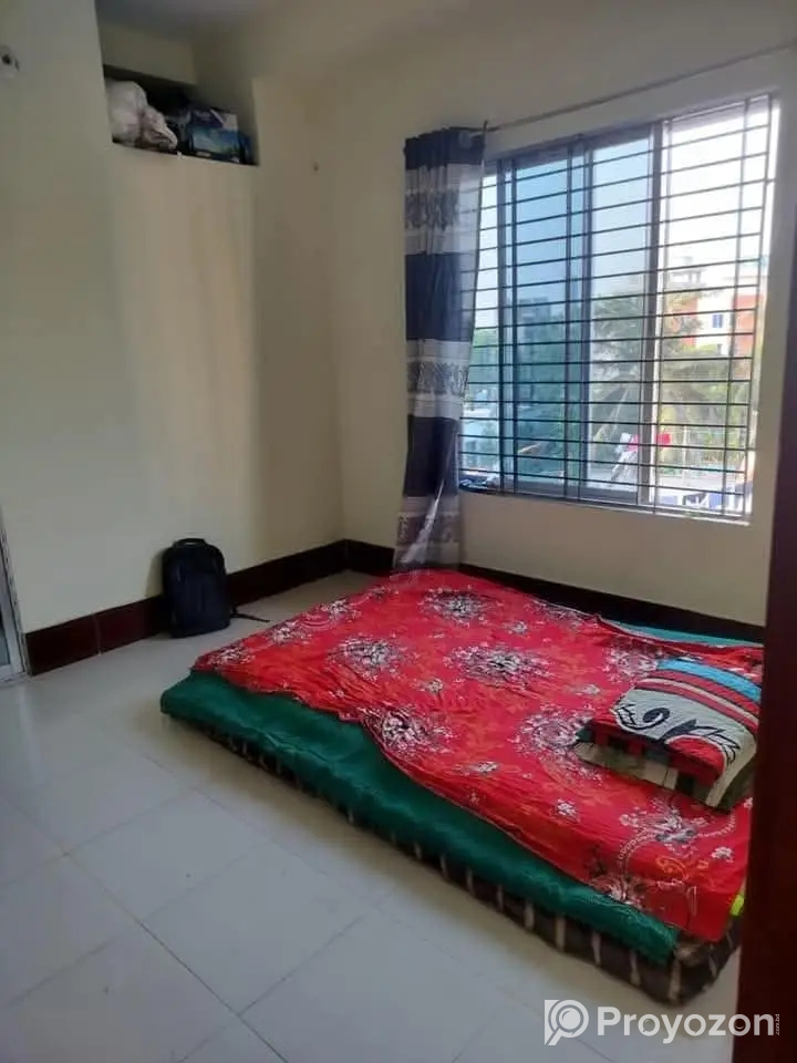 ৪ তলায় দুই রুমের ফ্ল্যাটে এক রুম ভাড়া হবে
