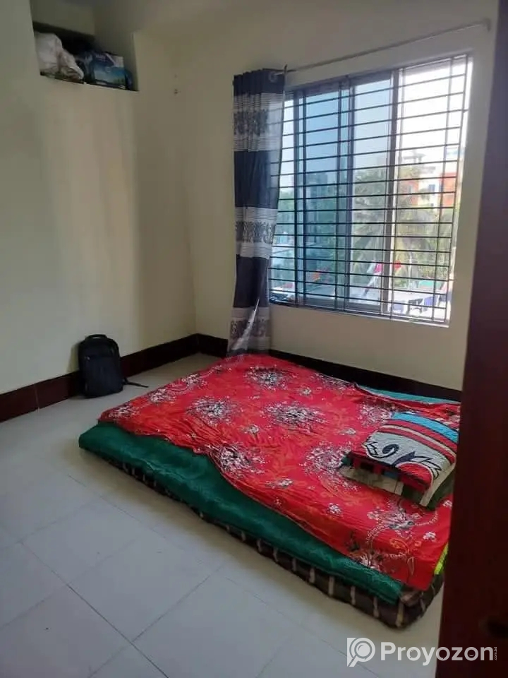 ৪ তলায় দুই রুমের ফ্ল্যাটে এক রুম ভাড়া হবে