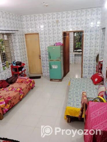 ফ্লাট বাসায় এই রুমের তিনটি সিট খালি হবে (নিচ তালায়)