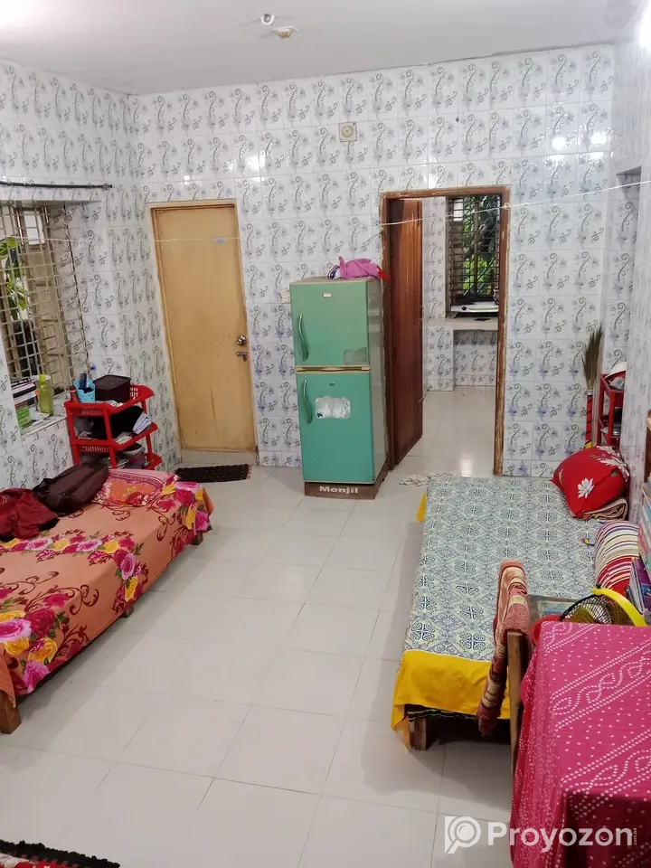 ফ্লাট বাসায় এই রুমের তিনটি সিট খালি হবে (নিচ তালায়)