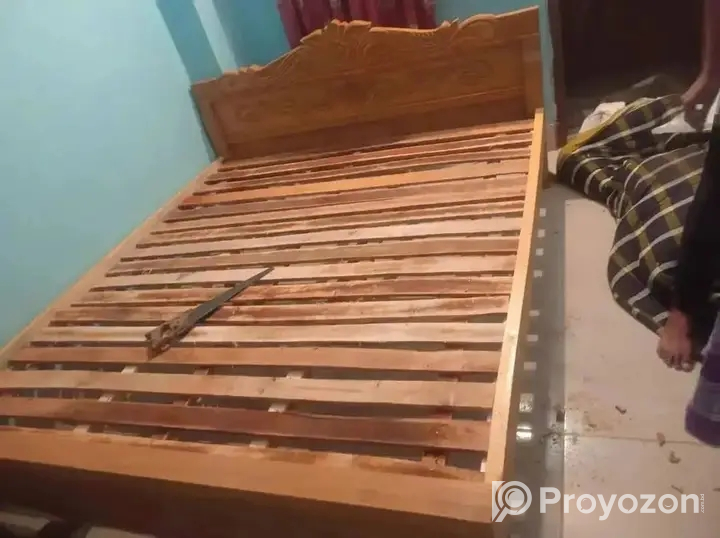 খাট ও ওয়ারড্রব বিক্রি করা হবে।