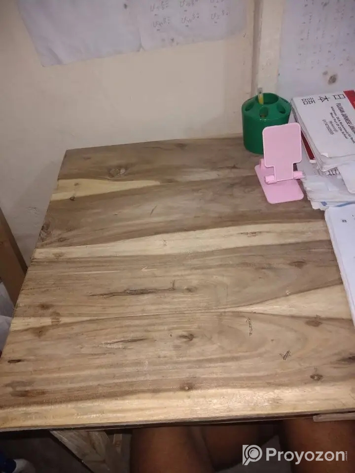 একটি টেবিল ও চেয়ার বিক্রি করা হবে