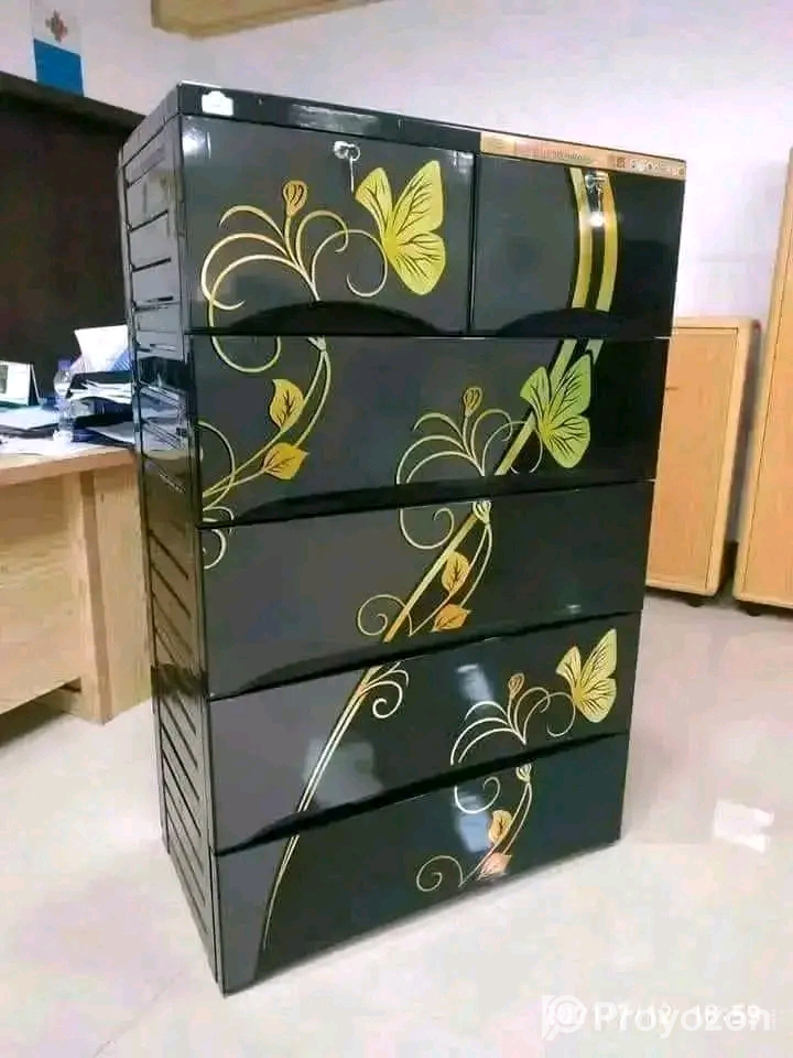 কালো কালারের ওয়ারড্রব বিক্রি করা হবে