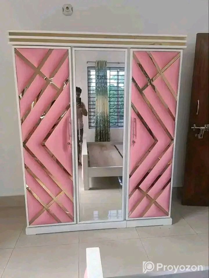 কালো কালারের ওয়ারড্রব বিক্রি করা হবে