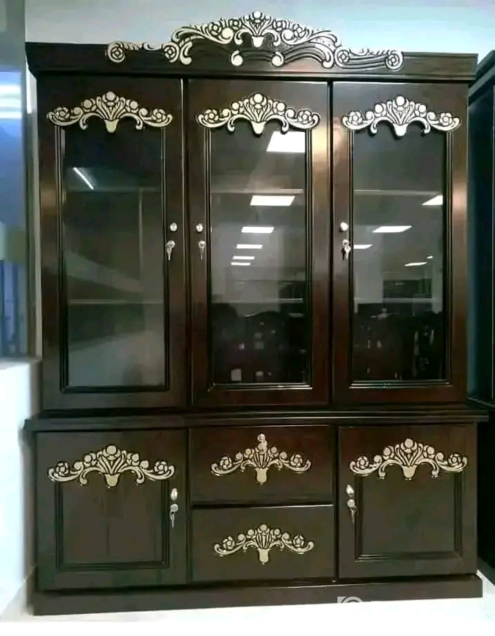 কালো কালারের ওয়ারড্রব বিক্রি করা হবে