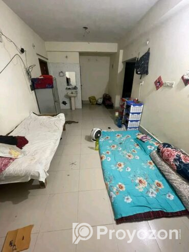 মেয়েদের জন্য ডাইনিং এ সিট খালি আছে।