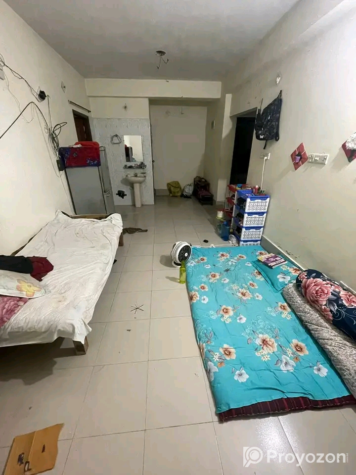মেয়েদের জন্য ডাইনিং এ সিট খালি আছে।