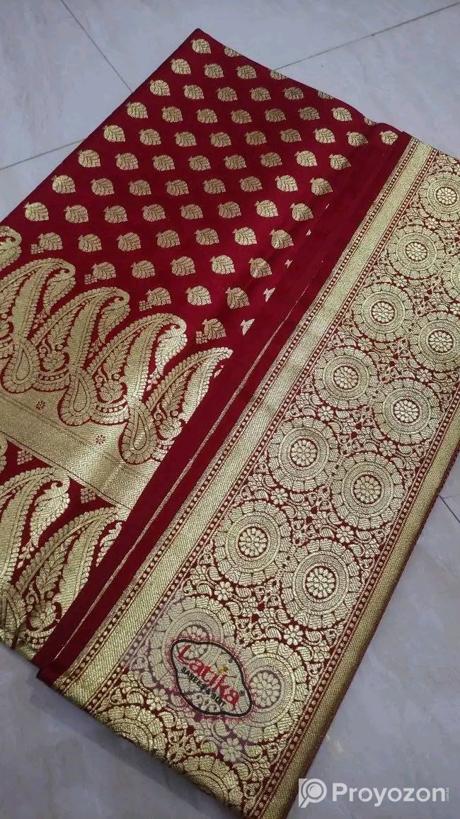 বেনারসি শাড়িটা সেল করতে চাচ্ছি