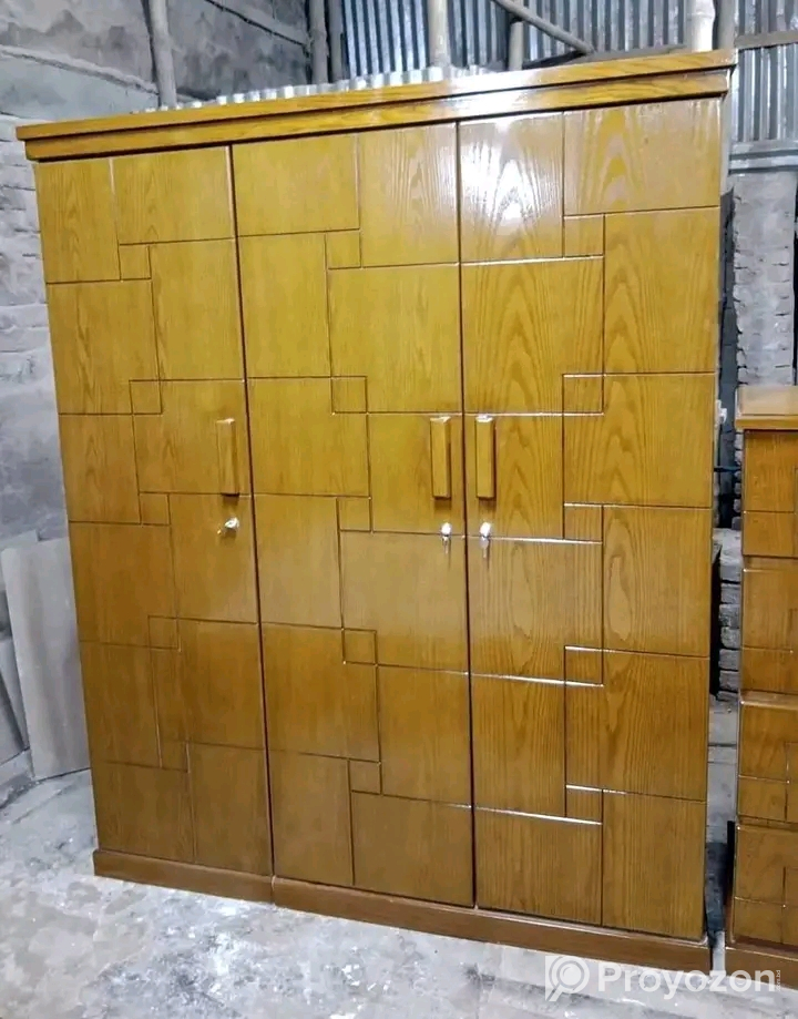 একটি আলমারি তিন পল্লা, একটি ড্রেসিং টেবিল বিক্রয় হবে