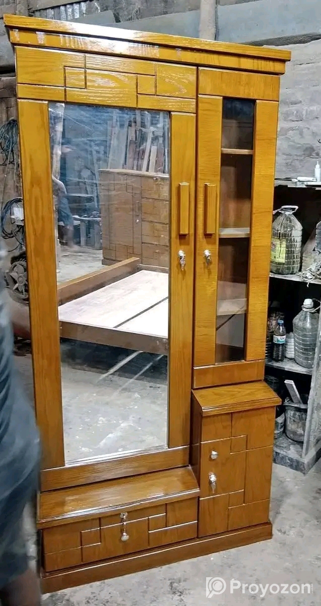 একটি আলমারি তিন পল্লা, একটি ড্রেসিং টেবিল বিক্রয় হবে