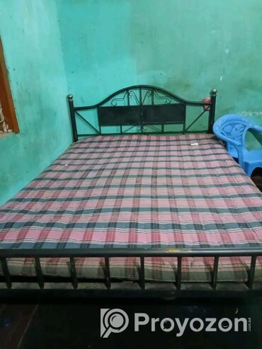 প্লাস্টিকের জুতার,প্লাস্টীকের চেয়ার,আয়রন স্টিলের বিক্রি হবে