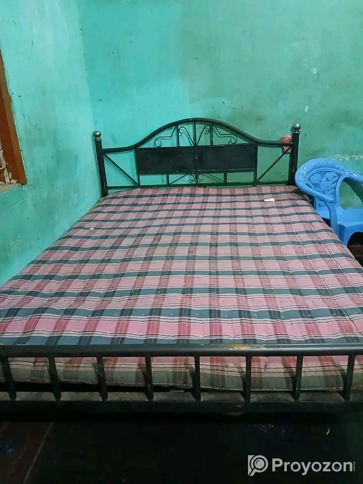 প্লাস্টিকের জুতার,প্লাস্টীকের চেয়ার,আয়রন স্টিলের বিক্রি হবে