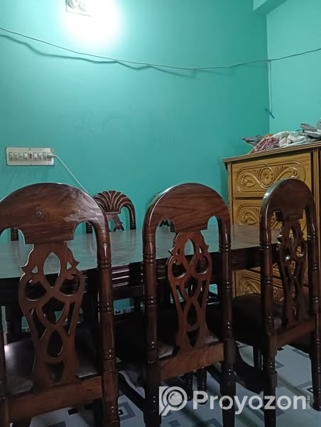 ডাইনিং টেবিল বিক্রি করা হবে।
