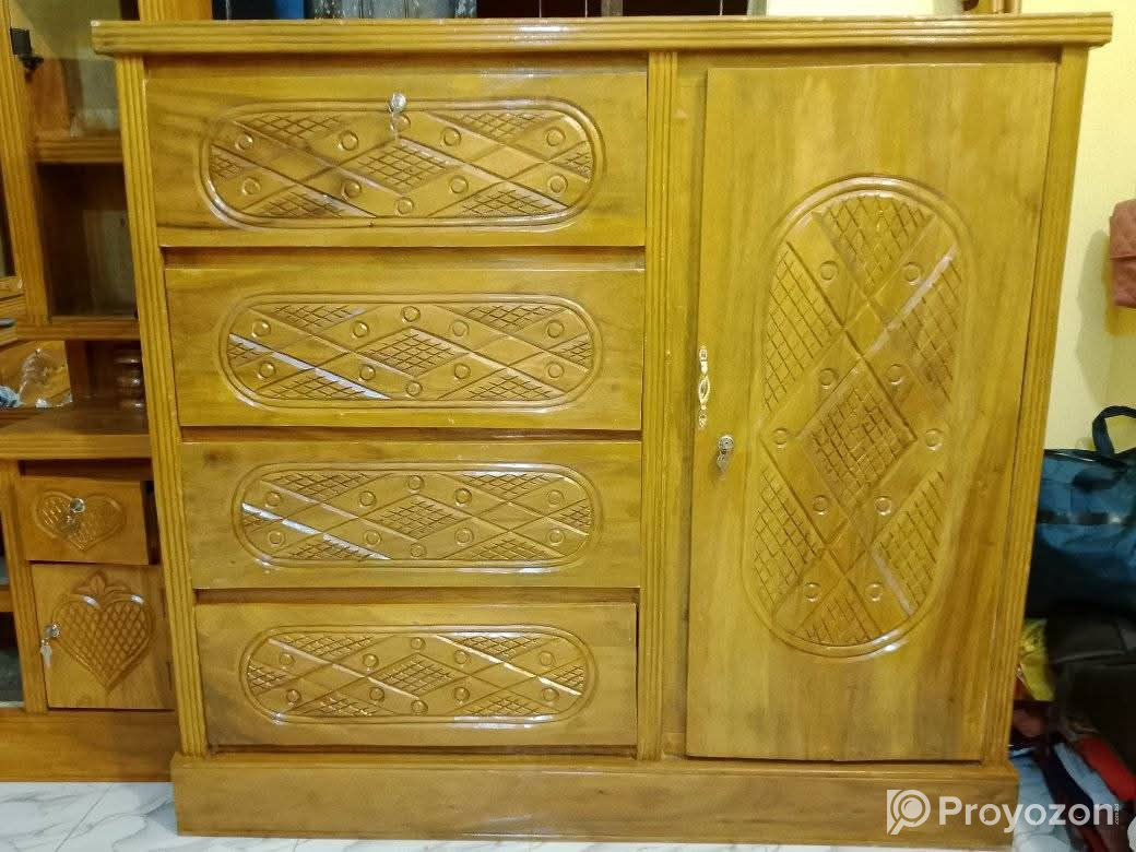 কিছুদিনের ব্যবহার করা খাট ও আরো কিছু ফার্নিচার বিক্রি করা হব