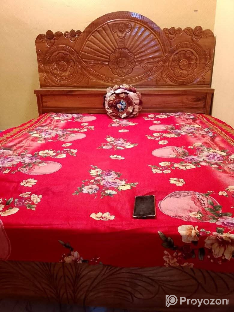 কিছুদিনের ব্যবহার করা খাট ও আরো কিছু ফার্নিচার বিক্রি করা হব
