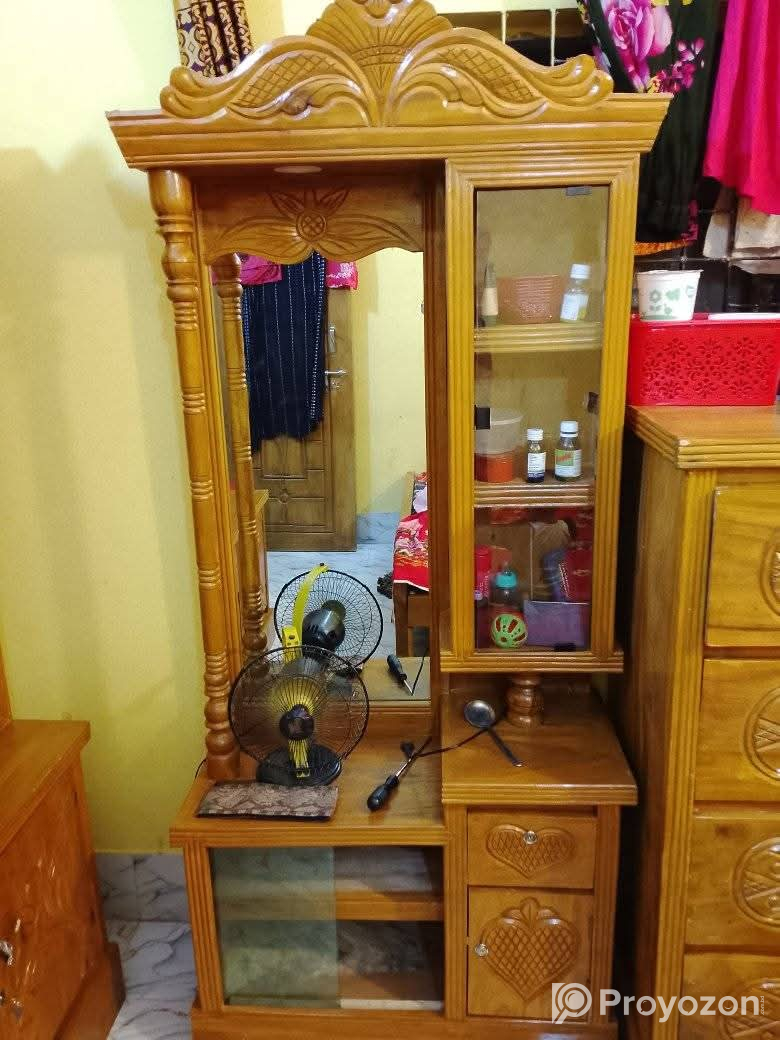 কিছুদিনের ব্যবহার করা খাট ও আরো কিছু ফার্নিচার বিক্রি করা হব