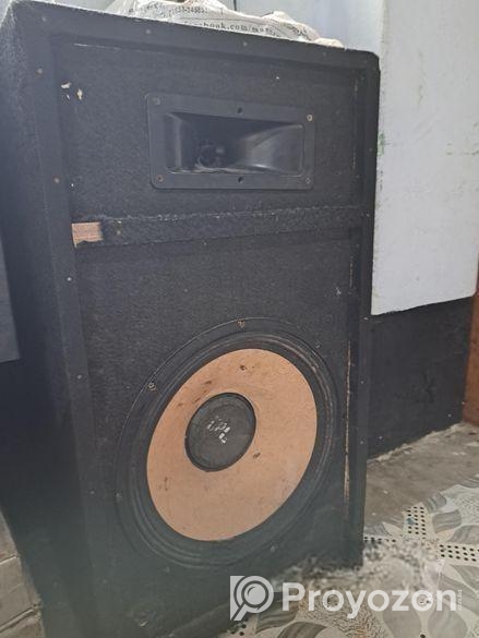 দুইটি সাউন্ড বক্স