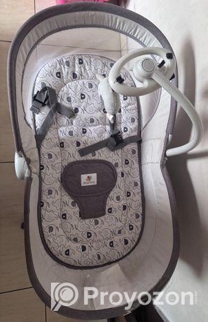 Mastela 6 in 1 Multifunctional Rocking Bassinet 18kg (china)