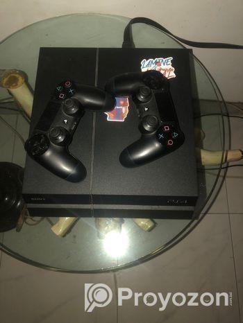 Ps4 with 2 controllers