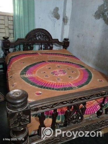 অ্যান্টিক খাট ১০০ বছরের পুরনো