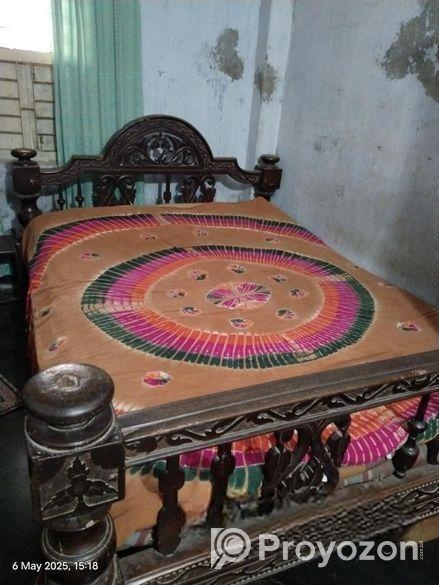 অ্যান্টিক খাট ১০০ বছরের পুরনো