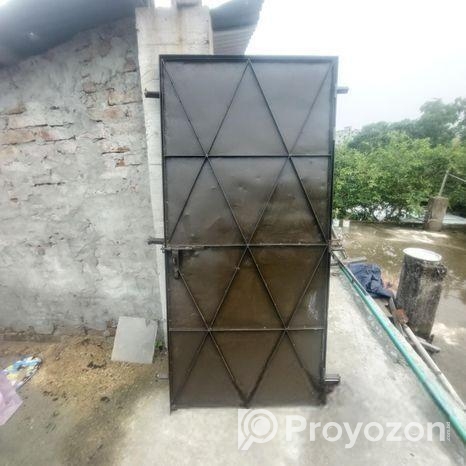 পুরাতন দরজা-জানলা