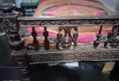 অ্যান্টিক খাট ১০০ বছরের পুরনো