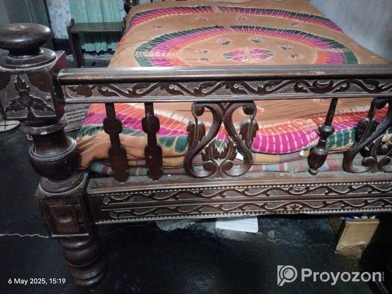 অ্যান্টিক খাট ১০০ বছরের পুরনো