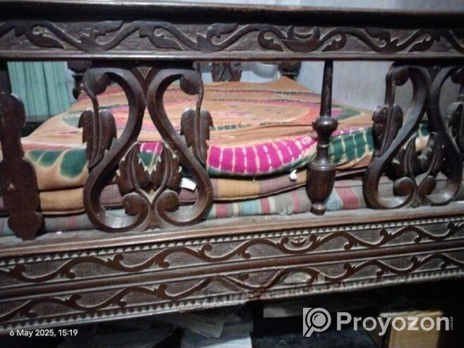 অ্যান্টিক খাট ১০০ বছরের পুরনো
