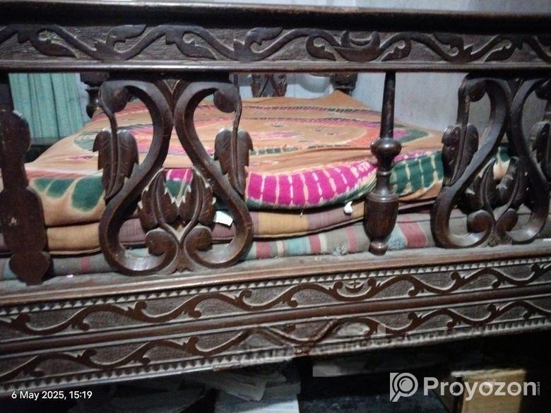 অ্যান্টিক খাট ১০০ বছরের পুরনো
