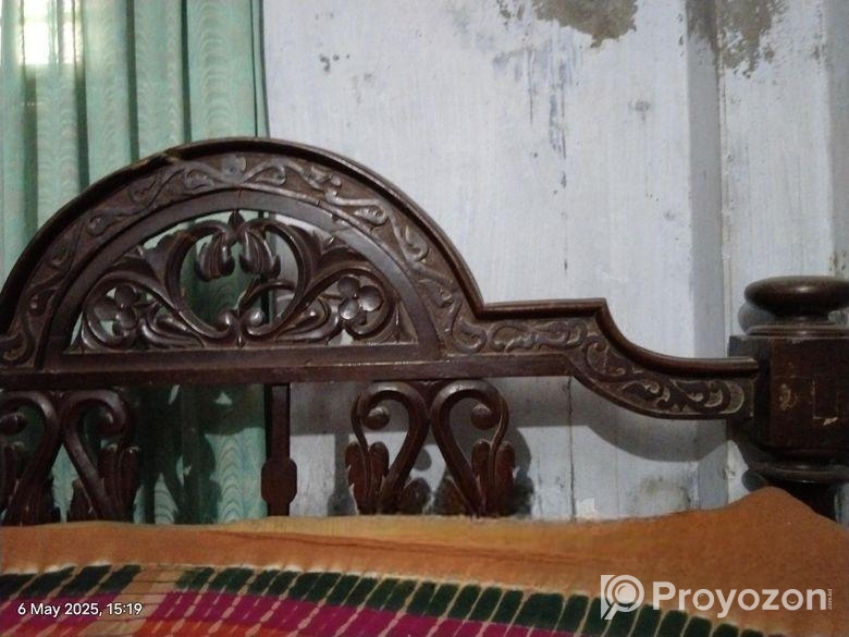 অ্যান্টিক খাট ১০০ বছরের পুরনো