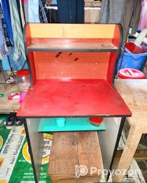 দুইটি কাঠের টেবিল একটি ডেস্ক ও ছোট