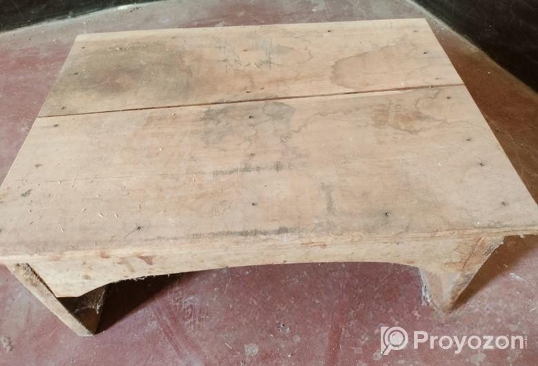 দুইটি কাঠের টেবিল একটি ডেস্ক ও ছোট