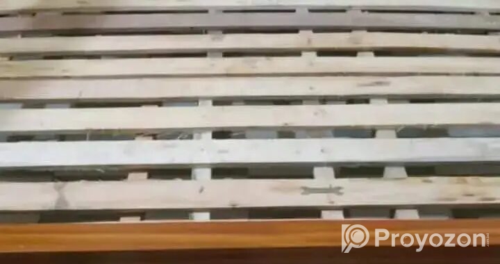 খাট ও ওয়ারড্রব বিক্রি করা হবে।